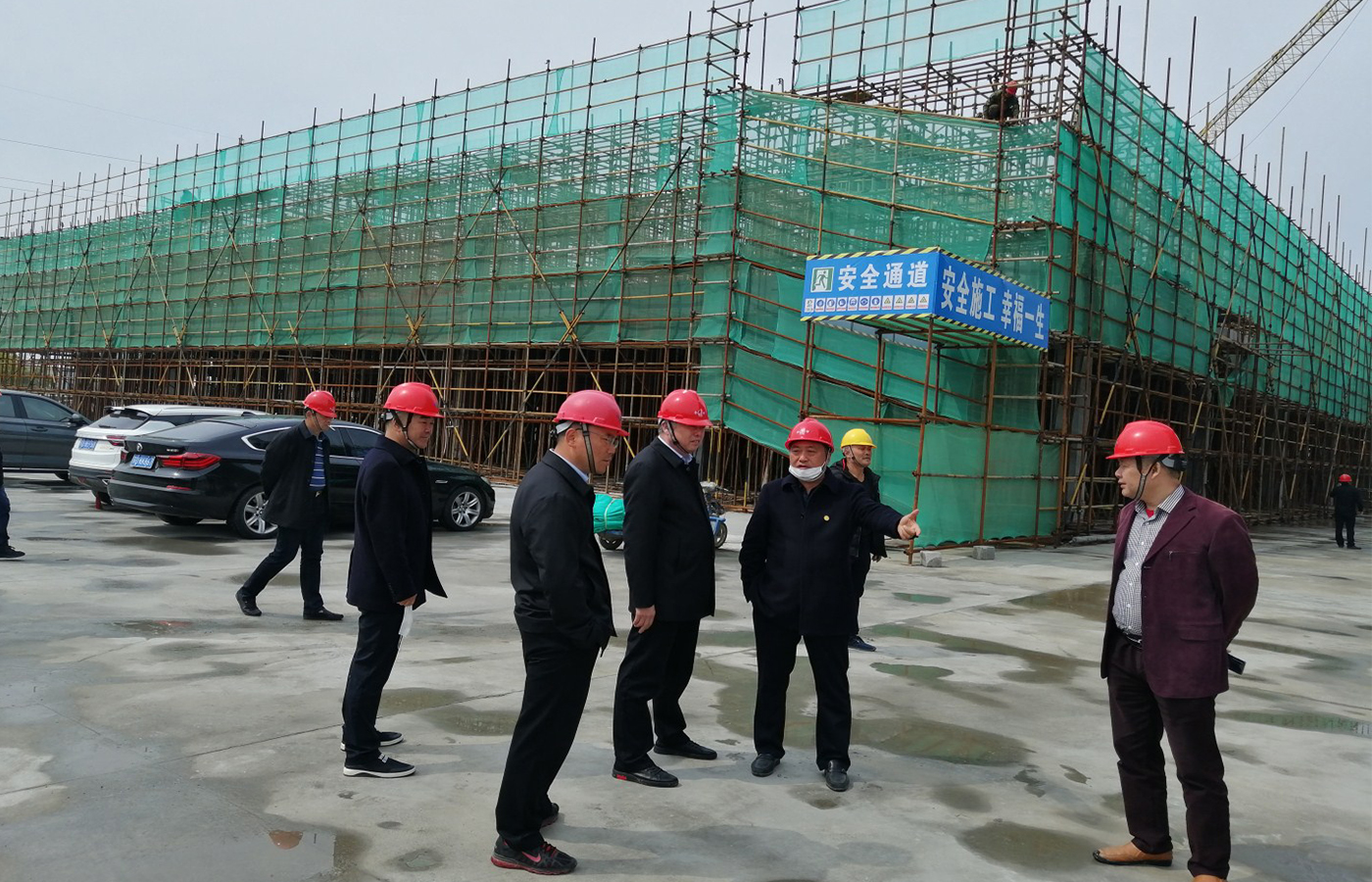 4月6日董事长杨国祥组织公司负责人对施工项目例